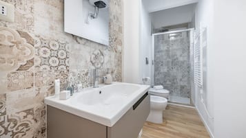 Douche, sĂšche-cheveux, bidet, serviettes fournies