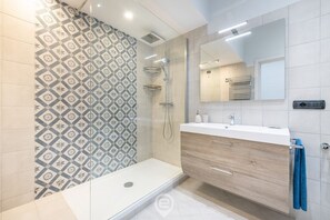 Dusche, Haartrockner, Bidet, Handtücher