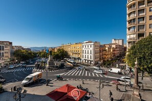 Une intersection animée en milieu urbain, avec des immeubles, un tramway et un passage piéton.