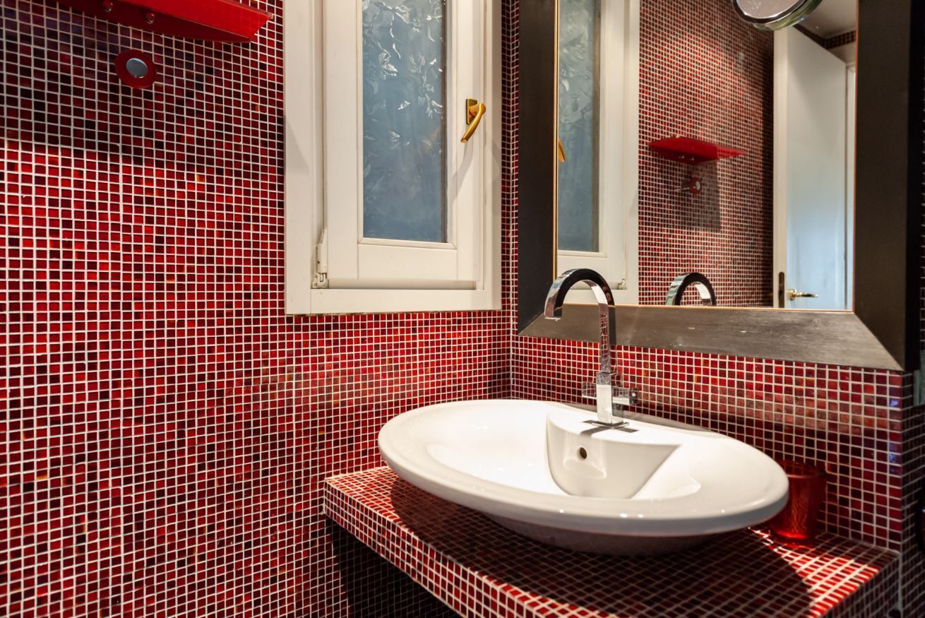 Combined shower/tub, hair dryer, bidet, towels