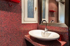 وحدات دش مع أحواض استحمام، مجففات شعر، مراحيض شطف، مناشف