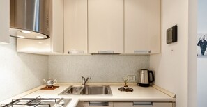Frigorifero, forno, piano cottura, lavastoviglie