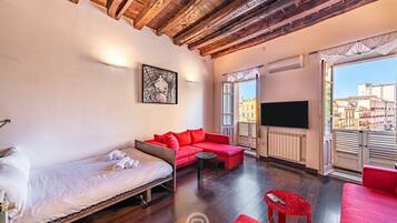 Iron/ironing board, WiFi, bed sheets