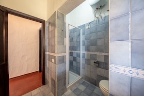 Regadera, secadora de cabello, bidet, toallas 