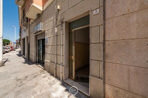 Exterior detail - La Finestra sul Corso (Cagliari)