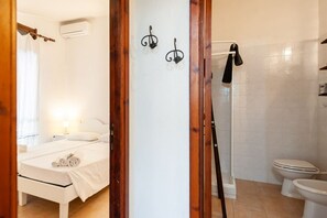 Een douche, een haardroger, een bidet, handdoeken