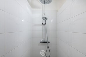 Dusche, Haartrockner, Bidet, Handtücher