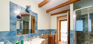 Dusche, Haartrockner, Bidet, Handtücher