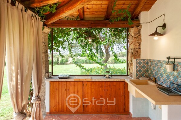 Refrigerador, parrilla de estufa y utensilios de cocina 