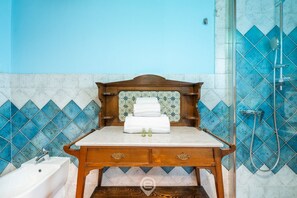 Douche, séchoir à cheveux, bidet, serviettes fournies