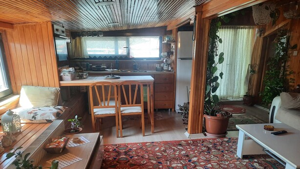 A cozy cabin interior with a dining area, kitchen, and seating space. - Rooftop authentic close to metro (ÜMRANIYE)