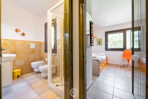 Suihku, hiustenkuivaaja, bidee, pyyhkeet