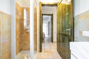 Dusche, Haartrockner, Bidet, Handtücher