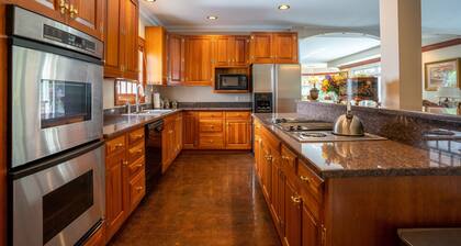 Room for the Whole Family to Enjoy Thanksgiving Together!