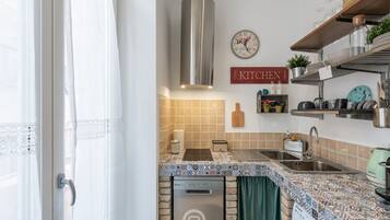 Fridge, oven, stovetop, dishwasher