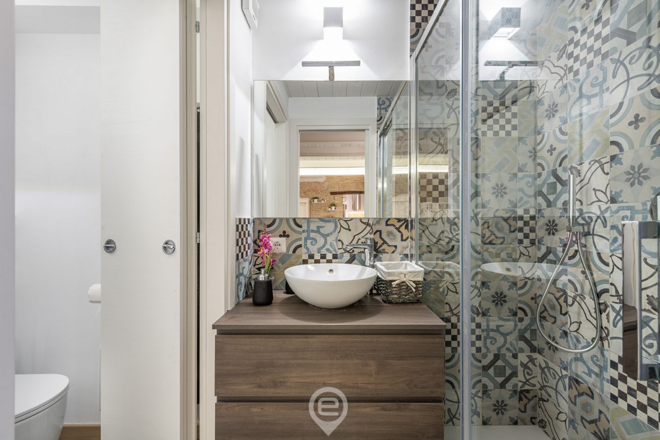 Bruser, hårtørrer, bidet, håndklæder