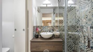 Bruser, hårtørrer, bidet, håndklæder