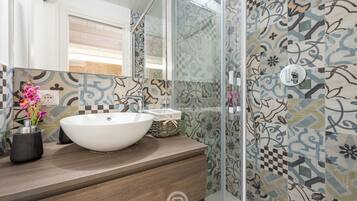 Dusche, Haartrockner, Bidet, Handtücher