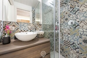 Dusche, Haartrockner, Bidet, Handtücher