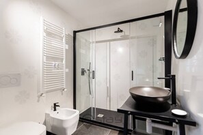 Shower, hair dryer, bidet, towels - KyS Castello - Suite Lamarmora (Cagliari)