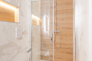 Douche, sèche-cheveux, bidet, serviettes fournies