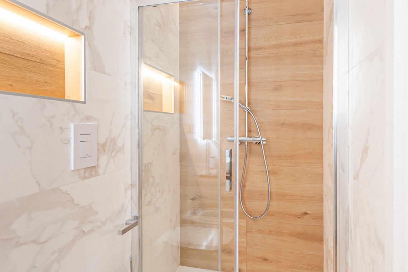 Shower, hair dryer, bidet, towels