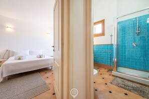 Bruser, hårtørrer, bidet, håndklæder
