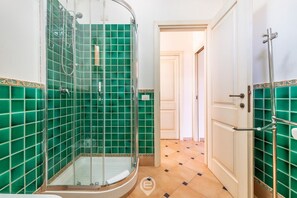Regadera, secadora de cabello, bidet, toallas 