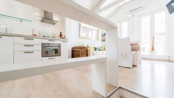 Frigorifero, microonde, forno, piano cottura