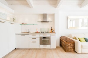 Frigorífic, microones, forn i placa de cuina 