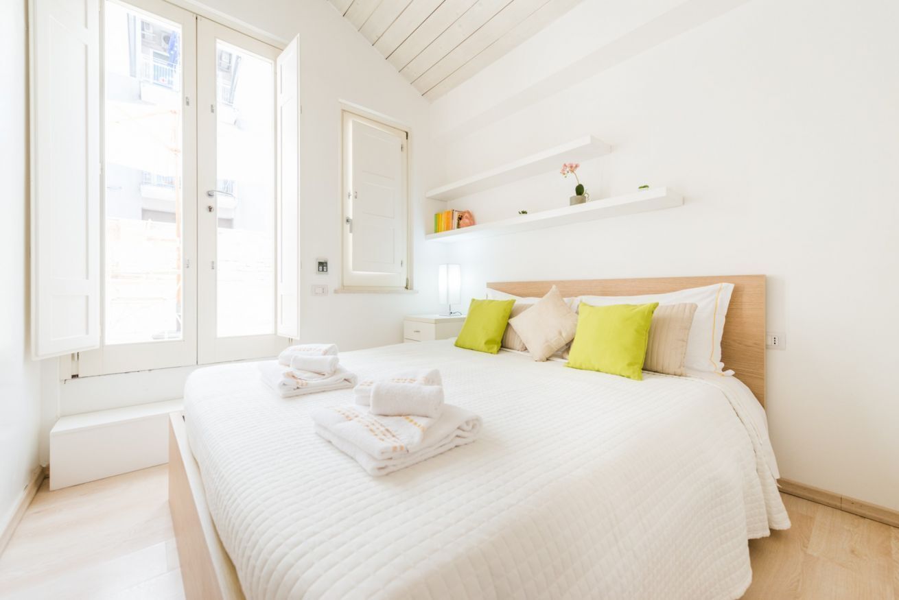 1 camera, una scrivania, ferro/asse da stiro, culla da viaggio