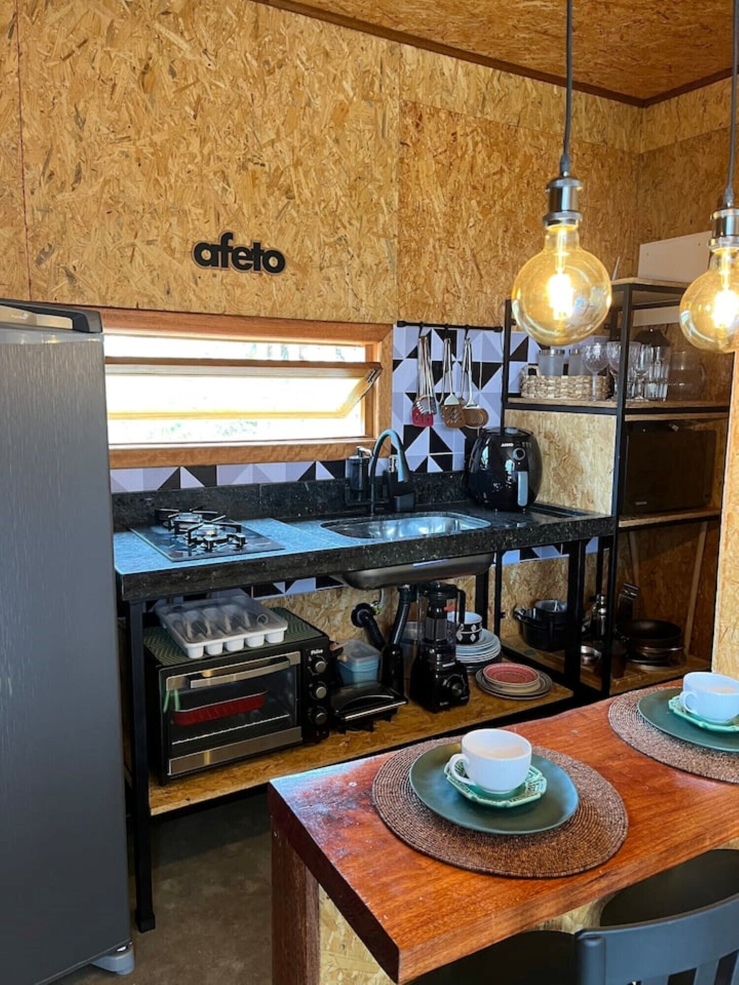 Cafetera o tetera, frigorífico, microondas y horno