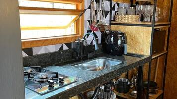 Wasserkocher mit Kaffee-/Teezubehör, Kühlschrank, Mikrowelle, Ofen