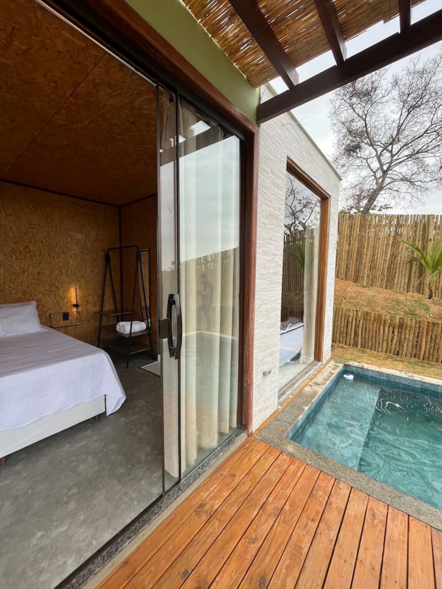 Una piscina al aire libre, una piscina climatizada