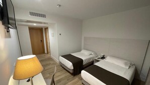 Basic Double Room | WiFi (free), bed sheets - EuroCity Hotel Santander Centro (Santander)