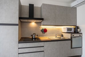 Kühlschrank, Mikrowelle, Ofen, Herdplatte