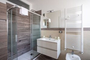 Dusche, Haartrockner, Bidet, Handtücher