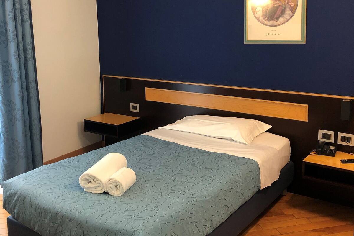 Rom – basic, 1 lang enkeltseng, byutsikt | Italienske Frette-laken, sengetøy av topp kvalitet og safe på rommet