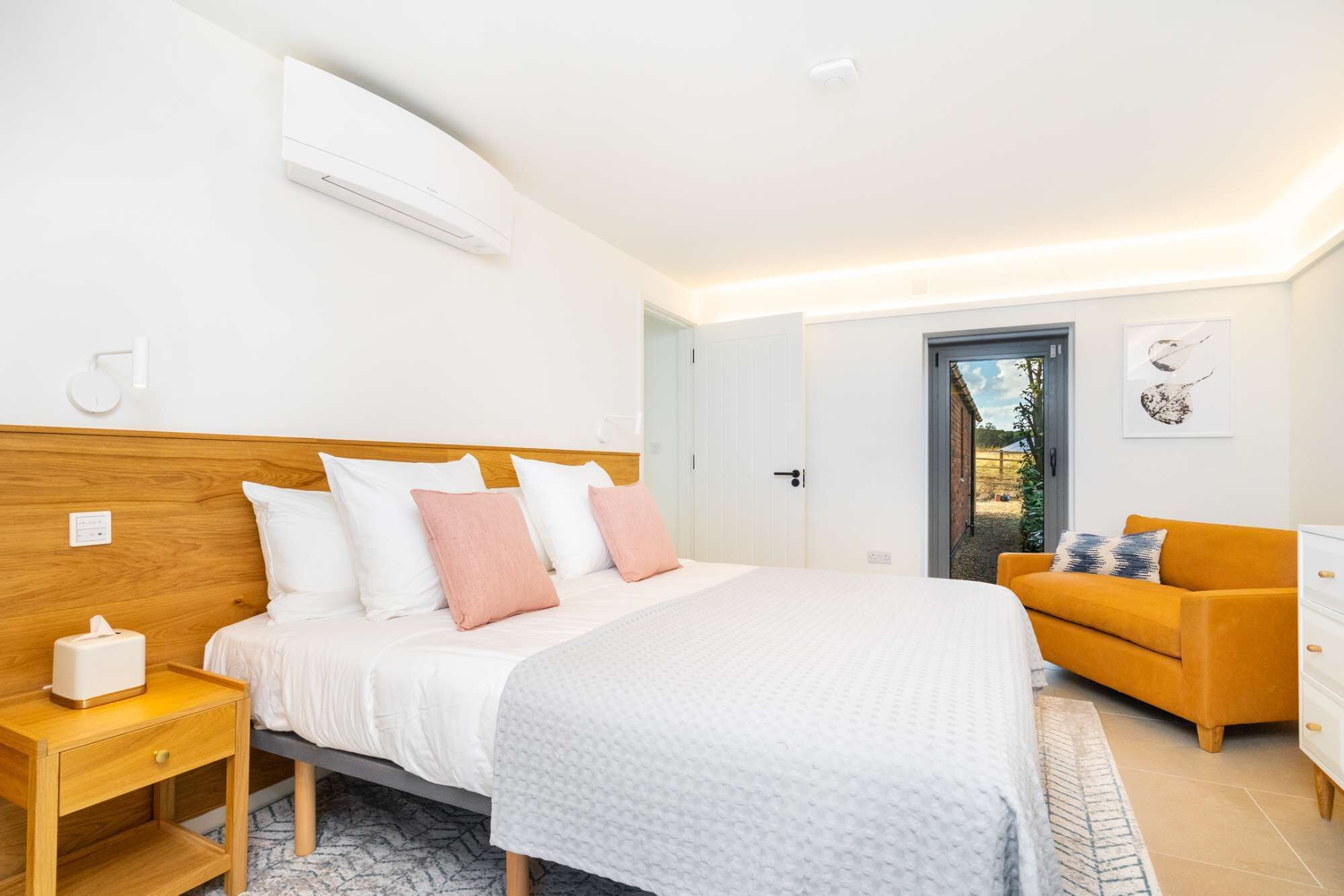 3 bedrooms, desk, iron/ironing board, travel cot