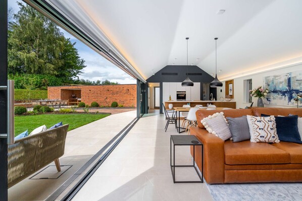 Televisión, videojuegos, libros y biblioteca musical 