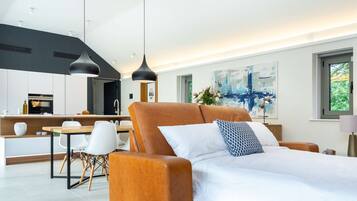 3 bedrooms, desk, iron/ironing board, travel crib