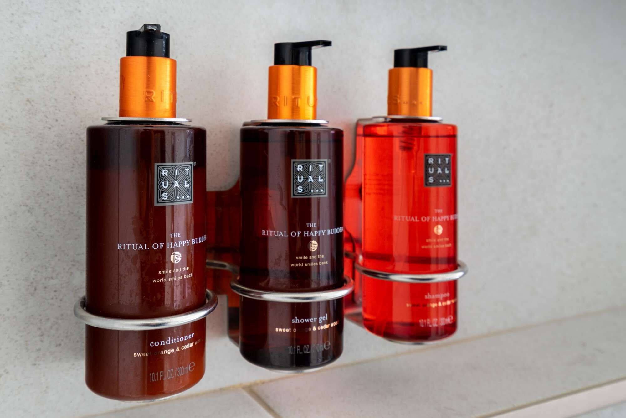 Trois produits de la marque Rituals : un après-shampoing, un gel douche et un shampoing.