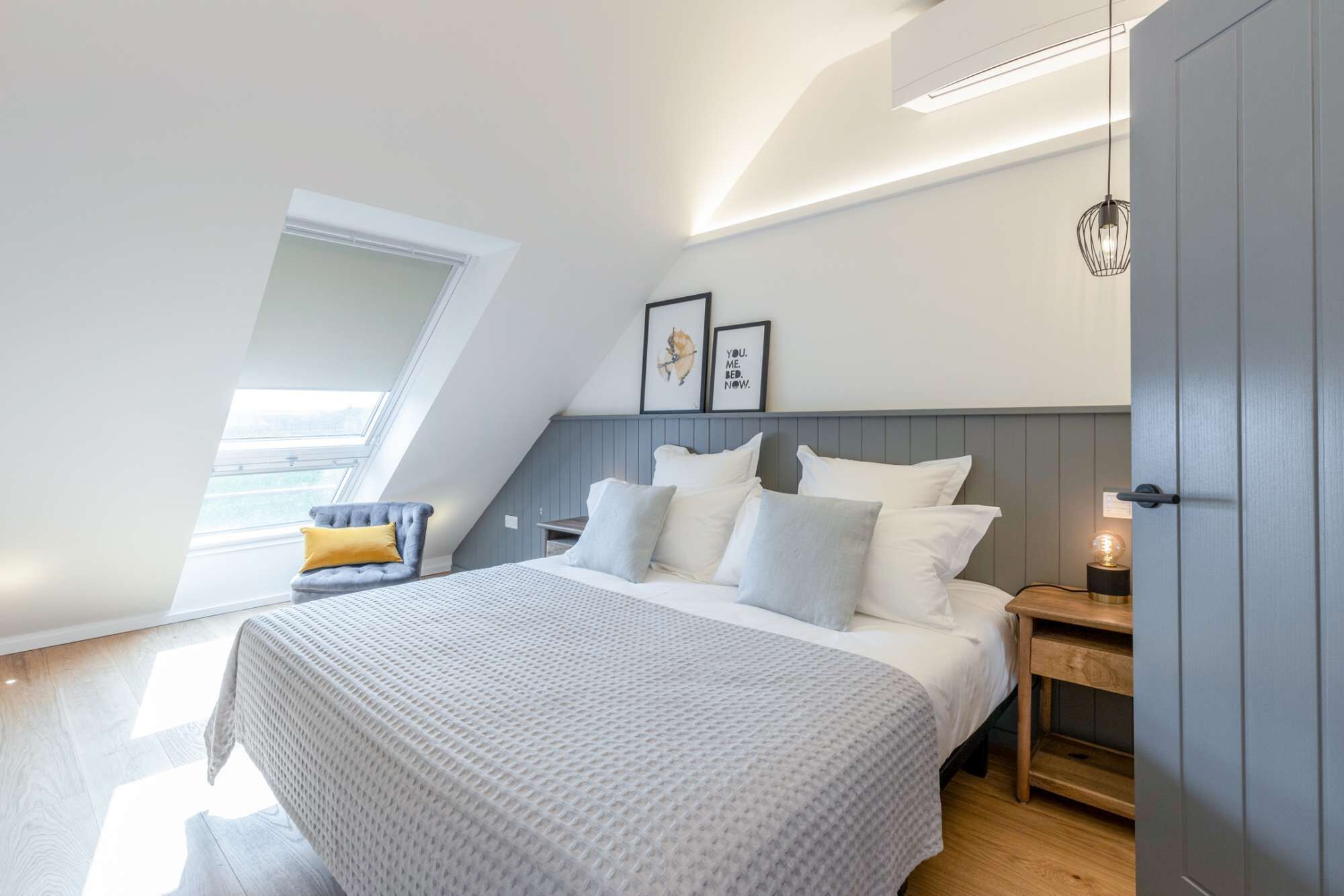 2 habitaciones, escritorio y tabla de planchar con plancha 