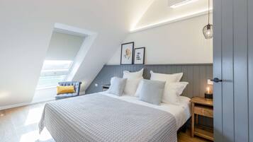 2 soverom, skrivebord, strykejern/-brett og reiseseng for barn