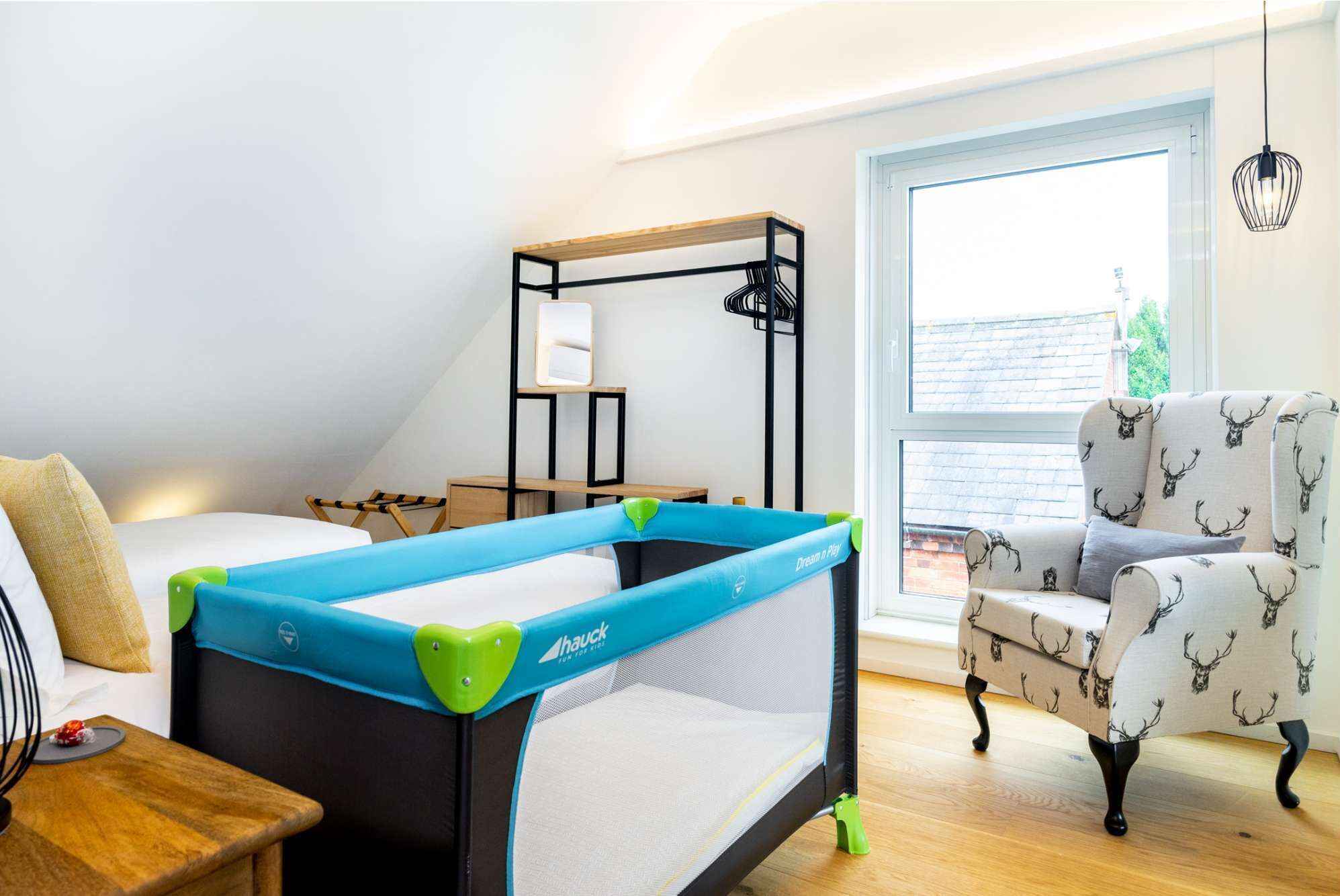 2 soverom, skrivebord, strykejern/-brett og reiseseng for barn