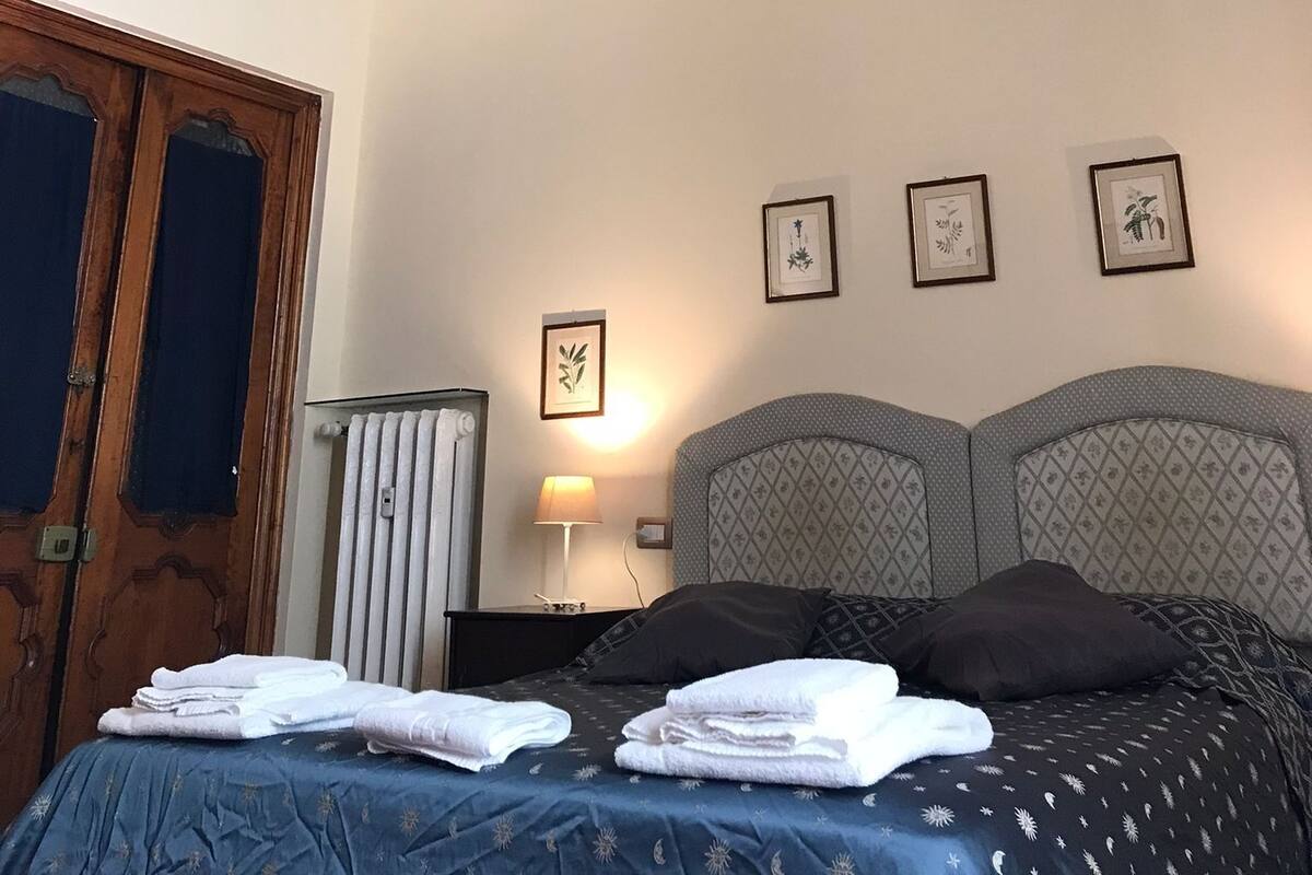 Caja de seguridad en la habitación y escritorio 