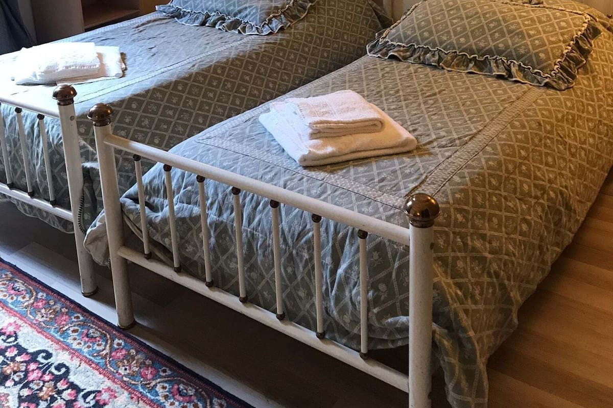 Chambre Double, salle de bains commune | Coffres-forts dans les chambres, bureau