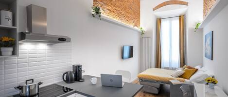 Réfrigérateur, micro-ondes, four, plaque de cuisson