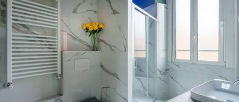 Doccia, set di cortesia gratuito, asciugacapelli, bidet