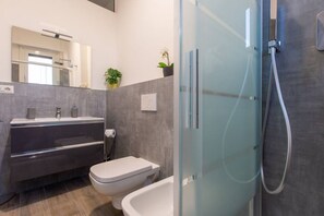 Shower, hair dryer, bidet, towels - Rent Apartment - [Stylish House] Free Wi-Fi - Parking - Airport (Milano)